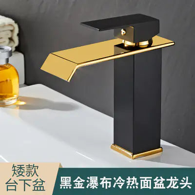 Vierkante watervalkraan voor badkamerwastafel (zwart/goud)