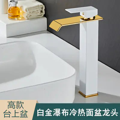 Vierkante watervalkraan voor badkamerwastafel (zwart/goud)