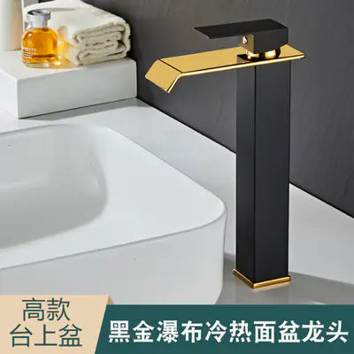 Vierkante watervalkraan voor badkamerwastafel (zwart/goud)
