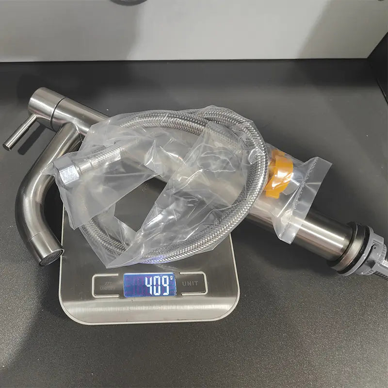 Roestvrijstalen wastafelkraan met één hendel voor de gootsteen